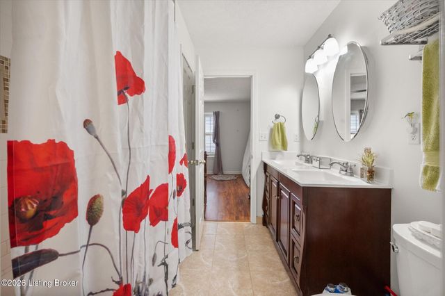 8405 Fox Pointe Pl, Lyndon, KY 40242