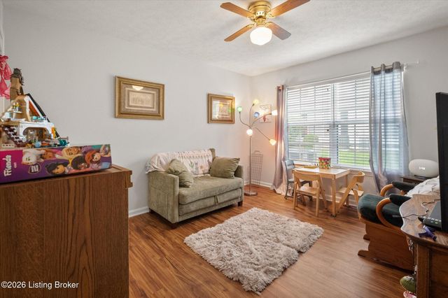 8405 Fox Pointe Pl, Lyndon, KY 40242