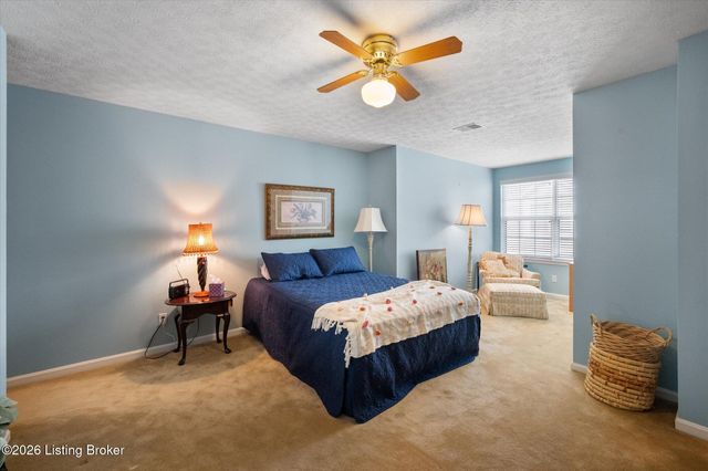 8405 Fox Pointe Pl, Lyndon, KY 40242