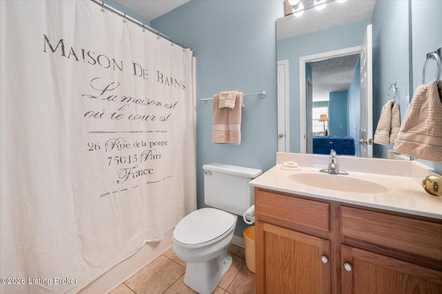 8405 Fox Pointe Pl, Lyndon, KY 40242