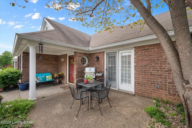 8405 Fox Pointe Pl, Lyndon, KY 40242