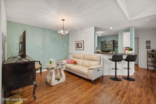 8405 Fox Pointe Pl, Lyndon, KY 40242