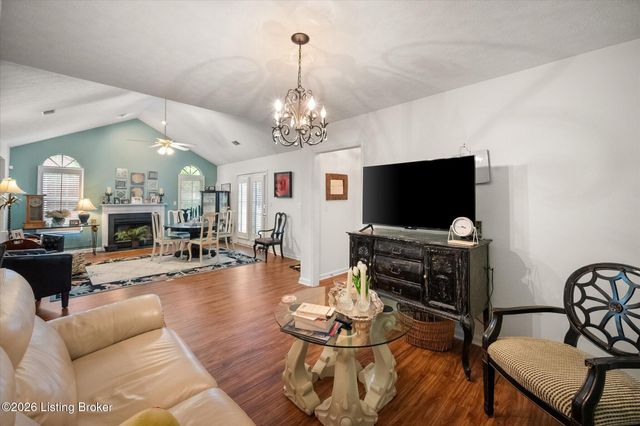 8405 Fox Pointe Pl, Lyndon, KY 40242