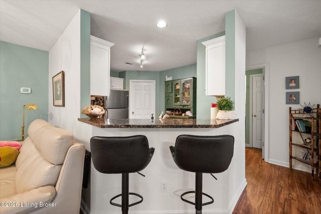 8405 Fox Pointe Pl, Lyndon, KY 40242