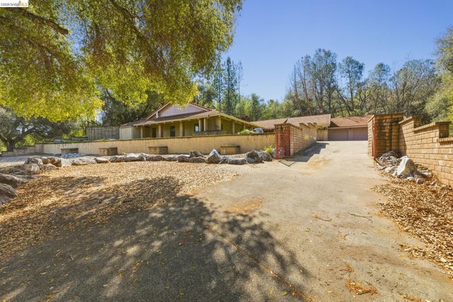 23608 Porcina Way, Columbia, CA 95310