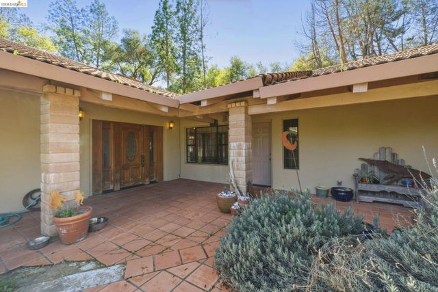 23608 Porcina Way, Columbia, CA 95310
