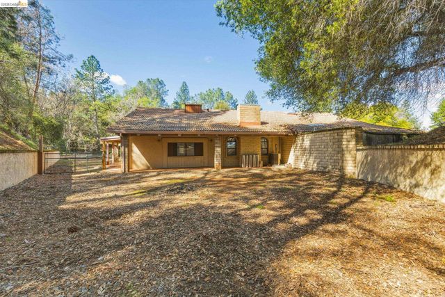 23608 Porcina Way, Columbia, CA 95310