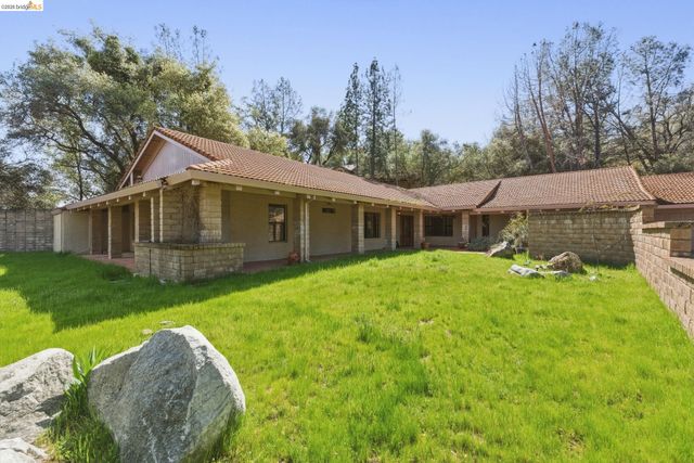 23608 Porcina Way, Columbia, CA 95310
