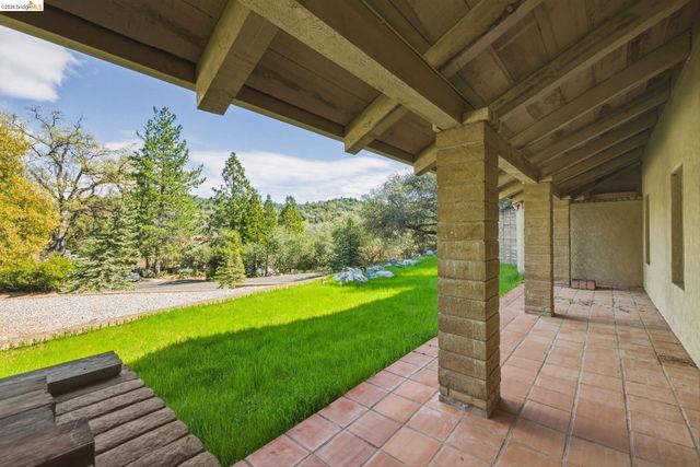 23608 Porcina Way, Columbia, CA 95310