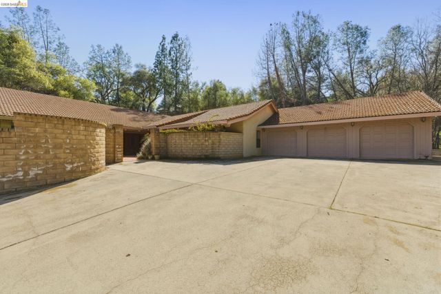 23608 Porcina Way, Columbia, CA 95310