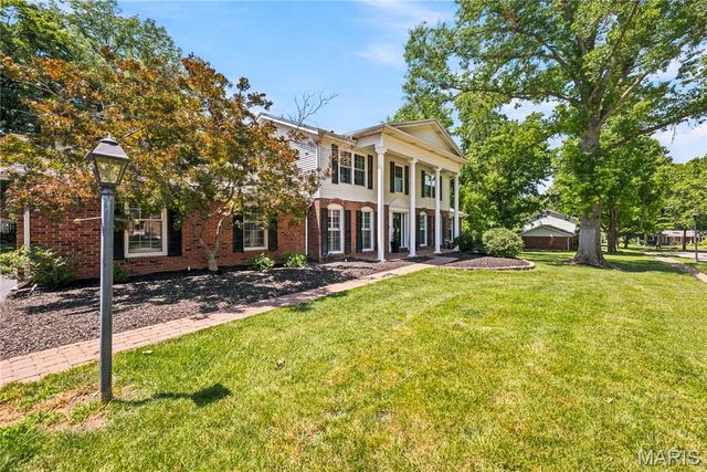 607 Lampadaire Drive, Creve Coeur, MO 63141