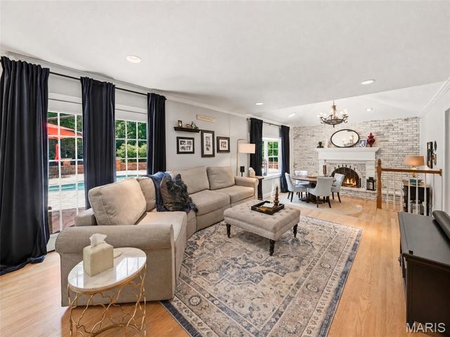 607 Lampadaire Drive, Creve Coeur, MO 63141