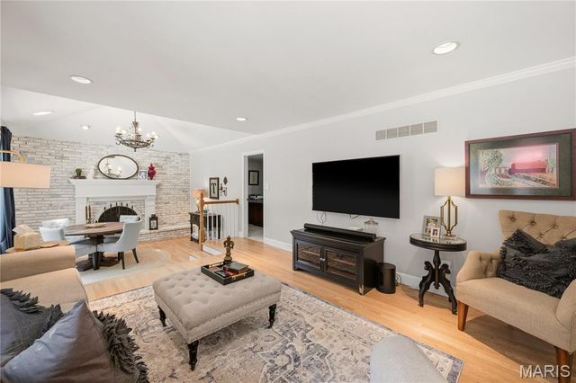 607 Lampadaire Drive, Creve Coeur, MO 63141