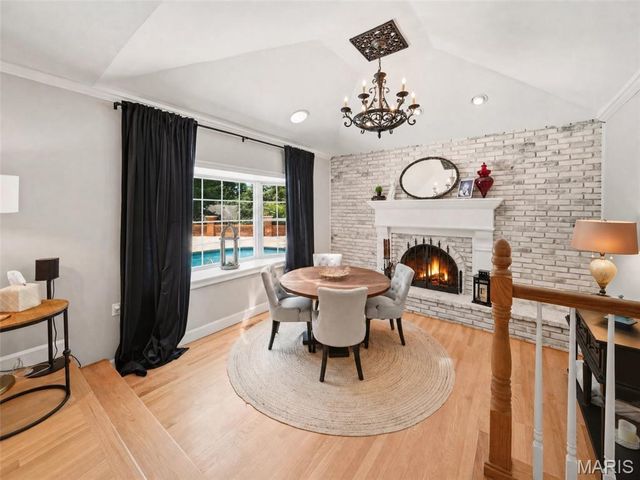 607 Lampadaire Drive, Creve Coeur, MO 63141