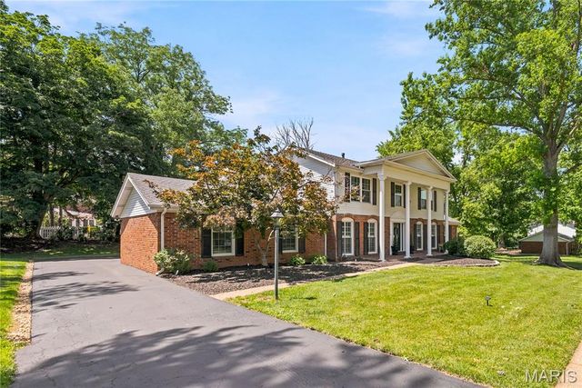 607 Lampadaire Drive, Creve Coeur, MO 63141