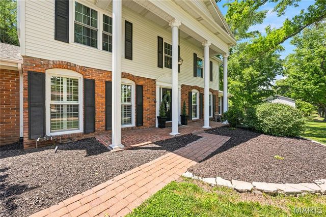 607 Lampadaire Drive, Creve Coeur, MO 63141