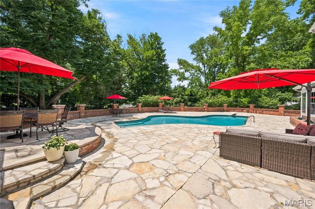 607 Lampadaire Drive, Creve Coeur, MO 63141