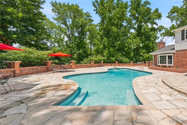 607 Lampadaire Drive, Creve Coeur, MO 63141
