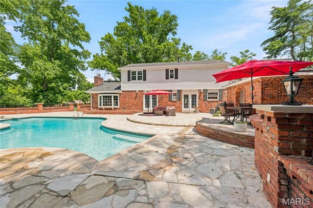 607 Lampadaire Drive, Creve Coeur, MO 63141