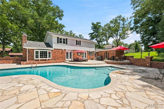 607 Lampadaire Drive, Creve Coeur, MO 63141