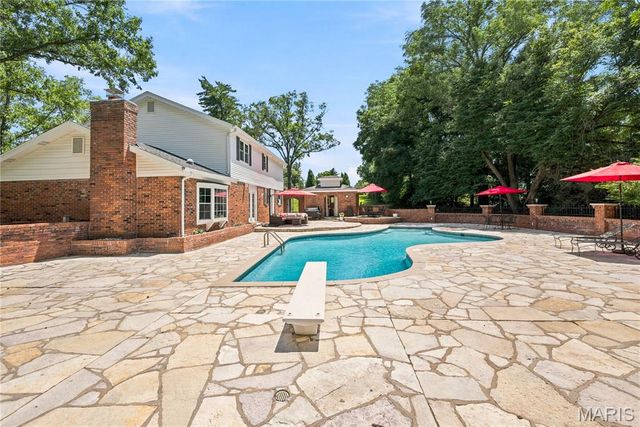 607 Lampadaire Drive, Creve Coeur, MO 63141