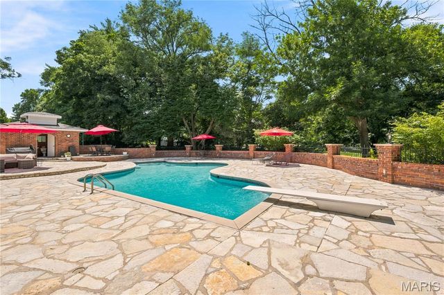 607 Lampadaire Drive, Creve Coeur, MO 63141