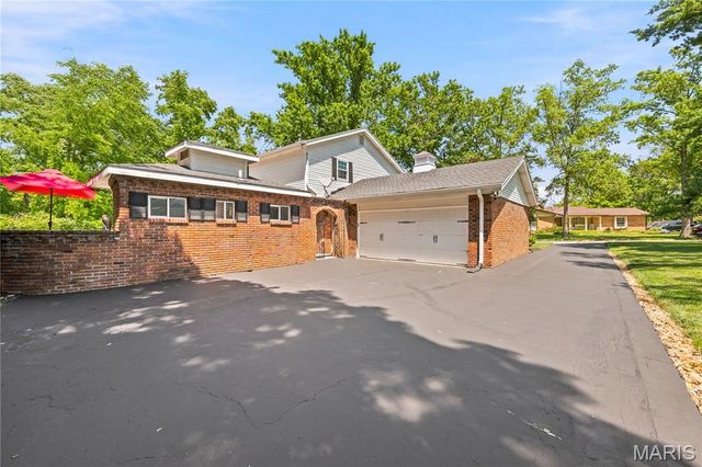 607 Lampadaire Drive, Creve Coeur, MO 63141