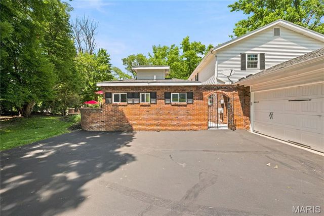607 Lampadaire Drive, Creve Coeur, MO 63141