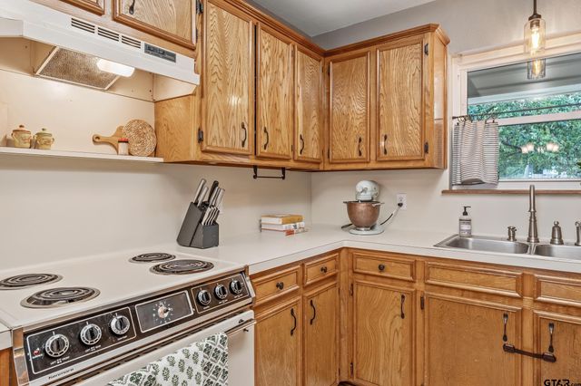 300 Windridge Dr, Whitehouse, TX 75791