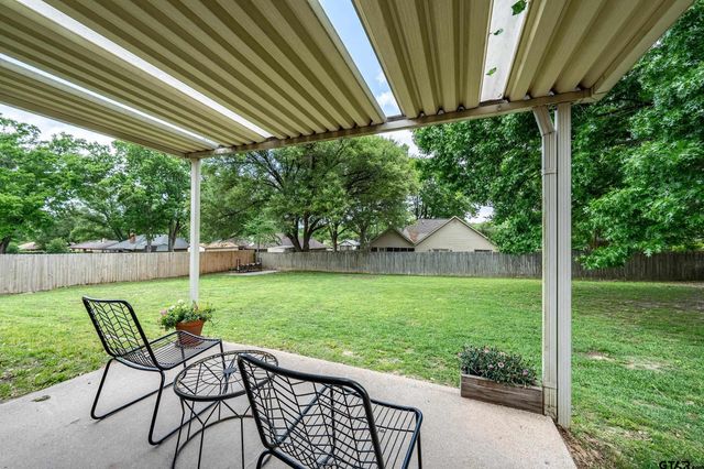 300 Windridge Dr, Whitehouse, TX 75791