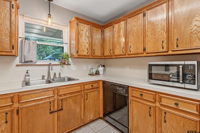 300 Windridge Dr, Whitehouse, TX 75791