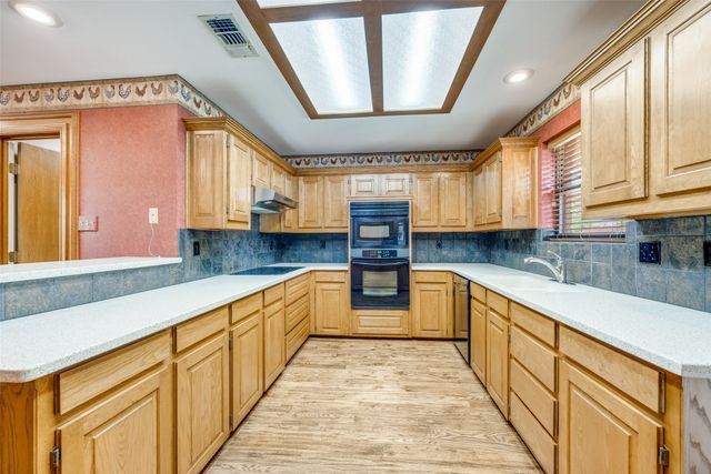 204 Sloan Street, Whitesboro, TX 76273