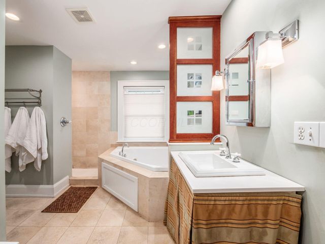 1635 Cambridge Boulevard, Upper Arlington, OH 43212