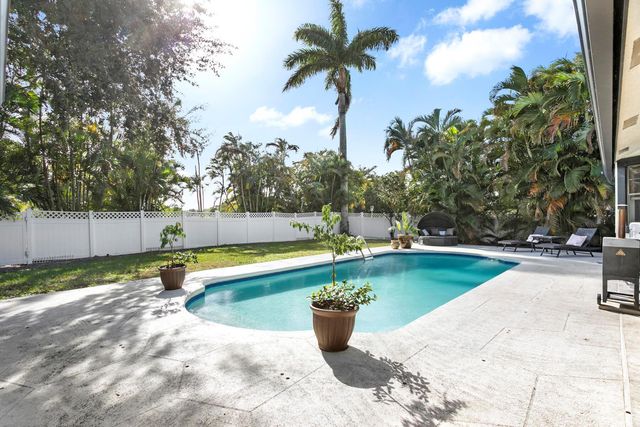 1855 Primrose Lane, Wellington, FL 33414