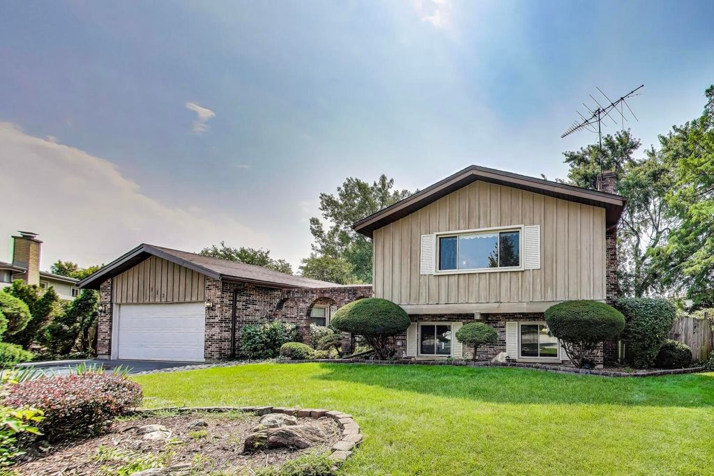 823 N Cambridge Row Road, Addison, IL 60101