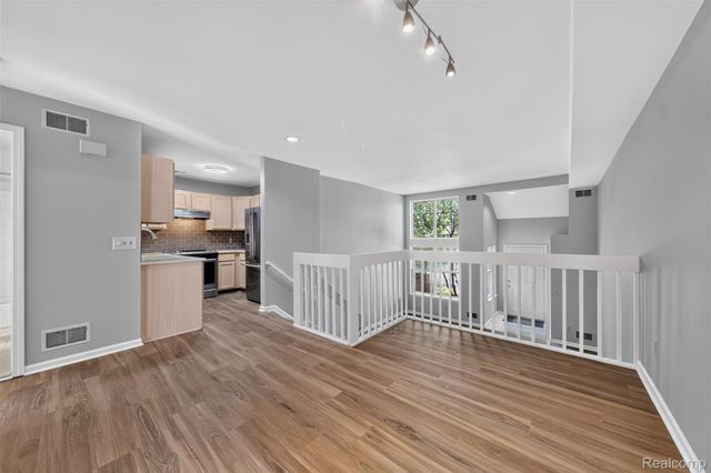141 W Kenilworth Avenue, Royal Oak, MI 48067