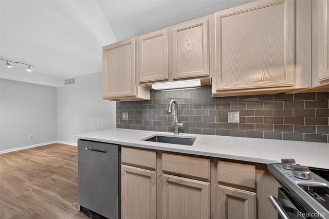 141 W Kenilworth Avenue, Royal Oak, MI 48067