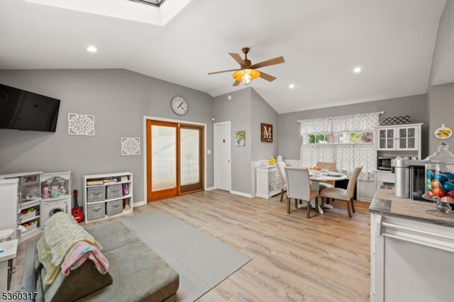 35 Farrington St, West Caldwell Twp., NJ 07006
