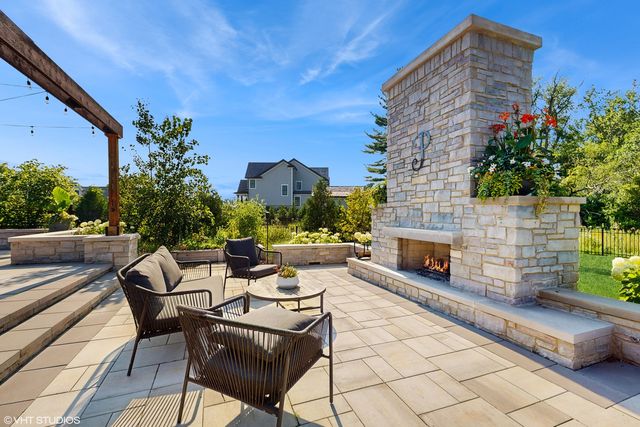 305 Briarwood Lane, Lincolnshire, IL 60069