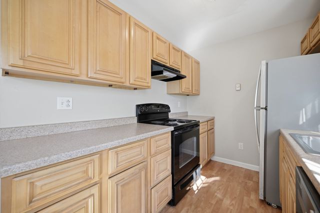 61 Pine St 13, Attleboro, MA 02703