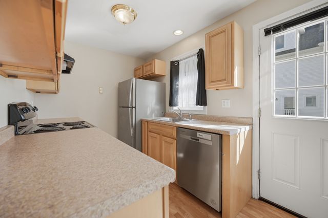 61 Pine St 13, Attleboro, MA 02703