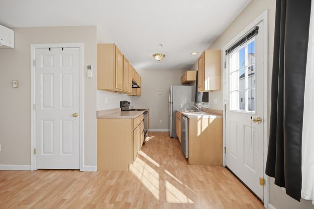 61 Pine St 13, Attleboro, MA 02703