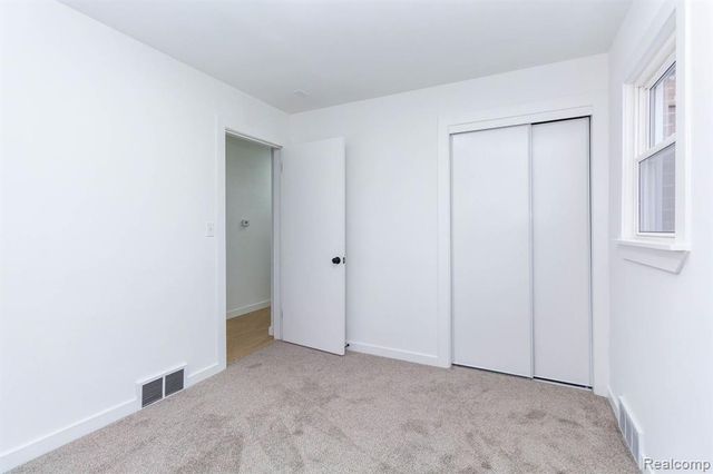 18099 Oak Avenue, Eastpointe, MI 48021