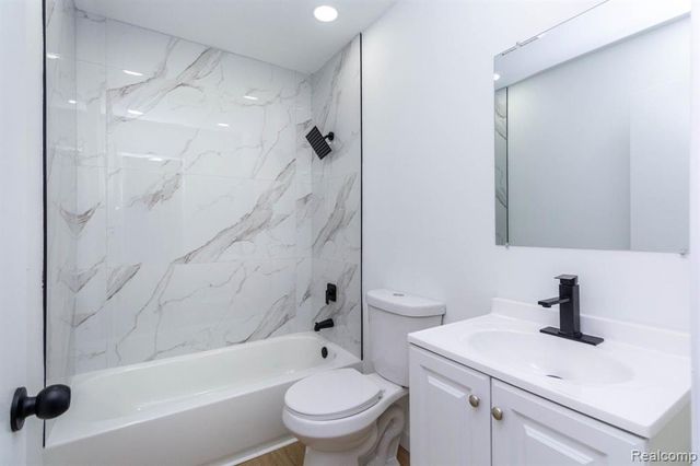 18099 Oak Avenue, Eastpointe, MI 48021