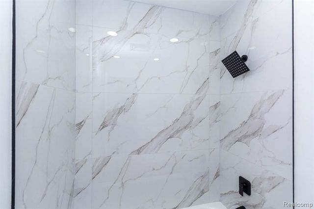 18099 Oak Avenue, Eastpointe, MI 48021