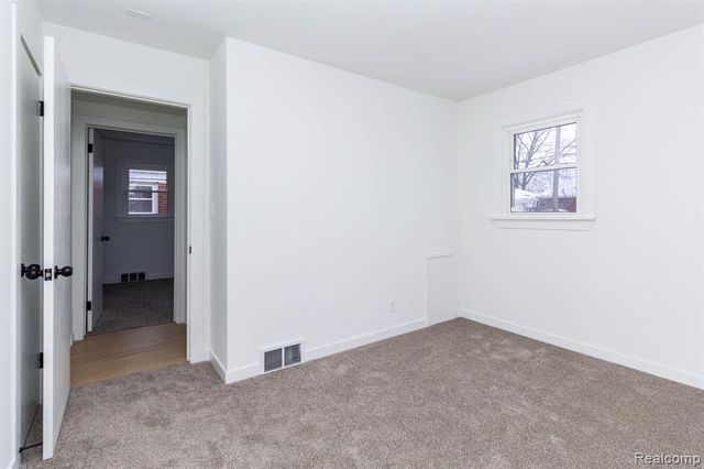 18099 Oak Avenue, Eastpointe, MI 48021