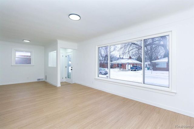 18099 Oak Avenue, Eastpointe, MI 48021