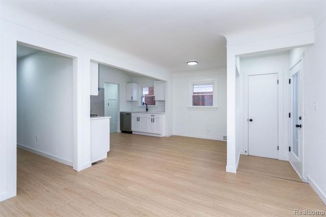 18099 Oak Avenue, Eastpointe, MI 48021