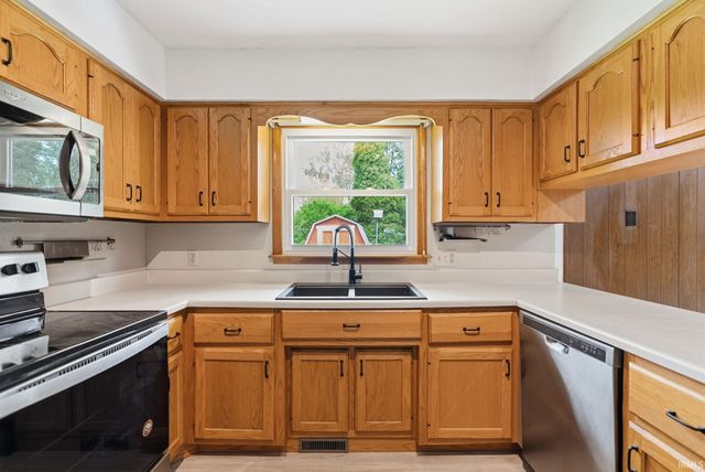 6515 W Hills Road, Fort Wayne, IN 46804