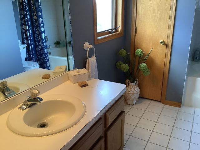 9211 S ROBERTS Road 3D, Hickory Hills, IL 60457